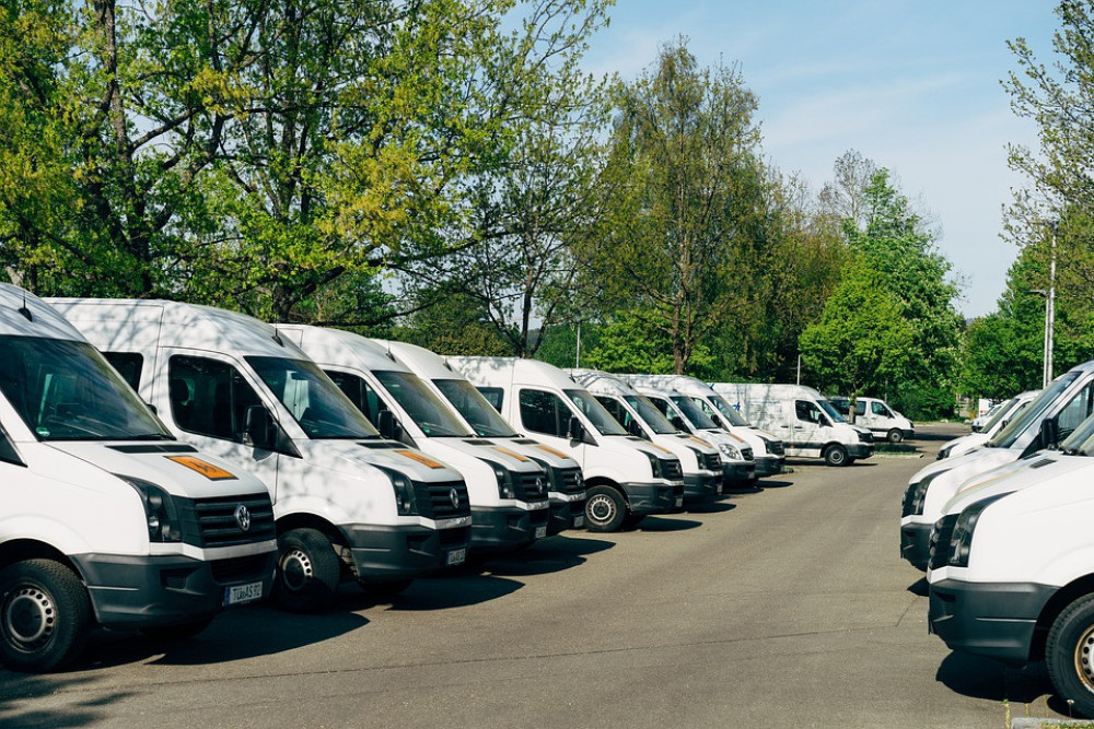 Meerdere voertuigen logistiek bezorgdienst